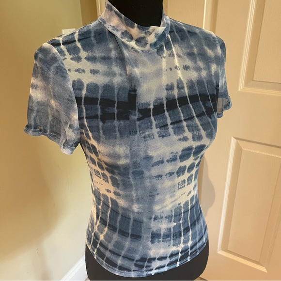 Abstract Mesh Top - Picture 2 of 6